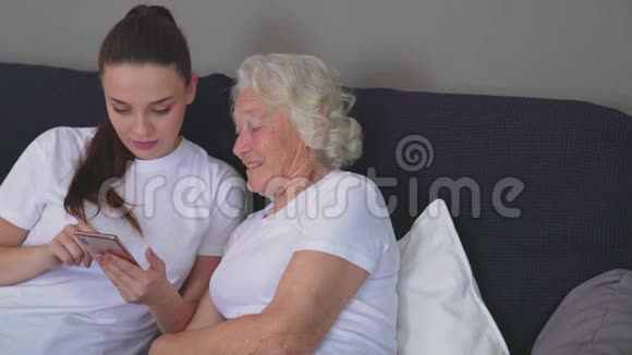 女人教祖母如何使用智能手机视频的预览图