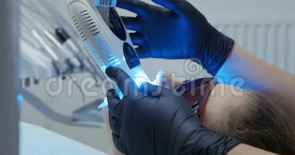 紫外线牙齿美白程序视频的预览图