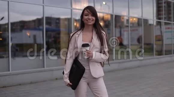 美丽的商务女性微笑着手里拿着咖啡袋视频的预览图