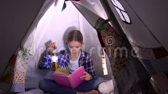孩子阅读孩子在夜中学习少女在游戏室玩耍在帐篷中学习视频的预览图