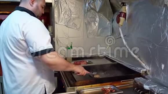 厨师在盘子里煮一块肉准备好视频的预览图