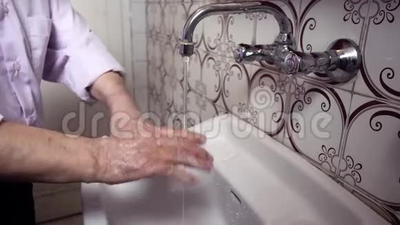 很老的男人用肥皂清洗手指视频的预览图