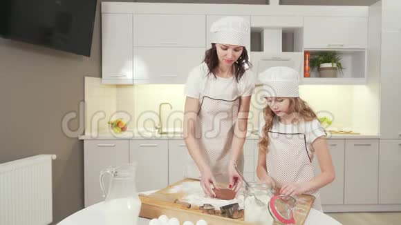 母亲教女儿如何用面团做饼干视频的预览图