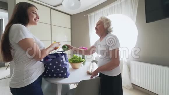 老妇人帮孙女拆包视频的预览图