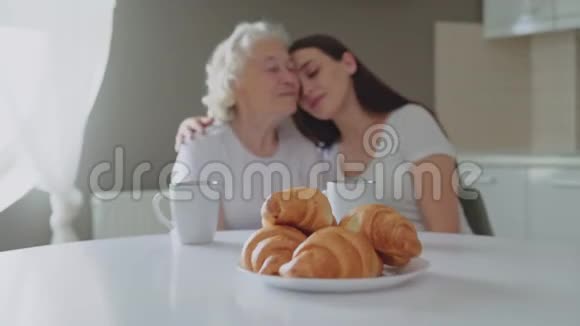 女人抚摸和拥抱祖母视频的预览图