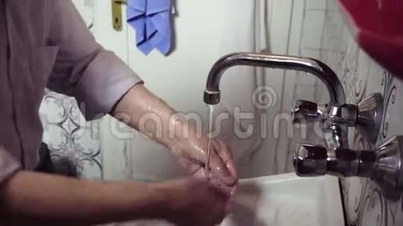 一位老人洗手时的侧视镜头视频的预览图