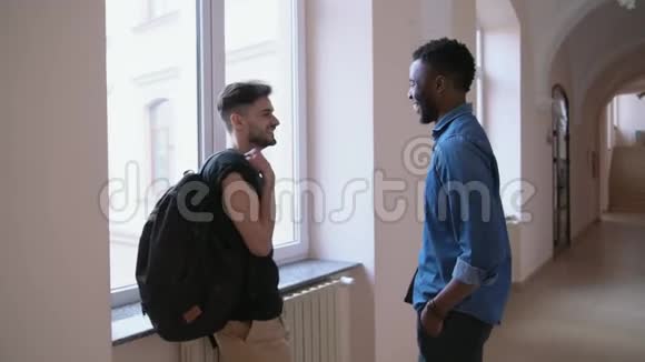 两个uni的朋友站在大厅里聊天视频的预览图