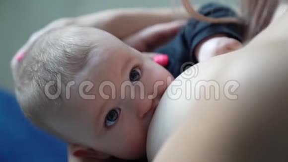 母乳喂养孩子吃妈妈的手从上面看视频的预览图