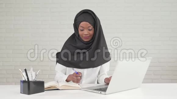 非洲女人在笔记本上写字视频的预览图