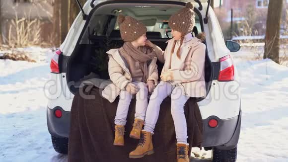 姐妹们坐在汽车后备箱里拉着尾巴视频的预览图