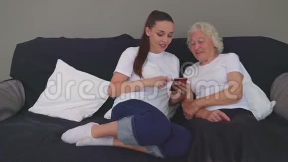女人教祖母如何使用智能手机视频的预览图