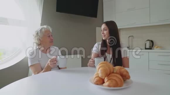 老太太和孙女聊天视频的预览图