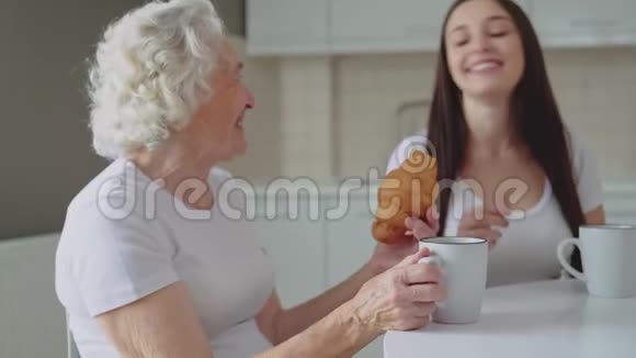 高级妇女提供孙女羊角面包视频的预览图