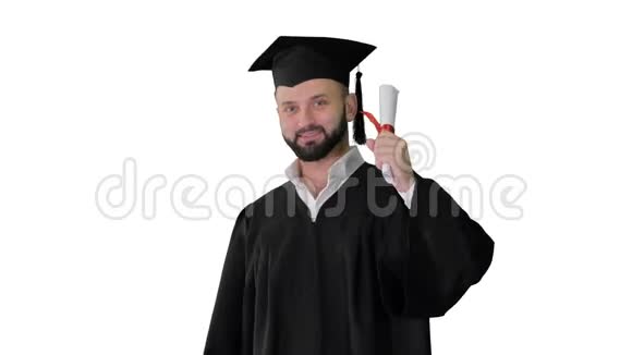 年轻的男性微笑毕业生出现拇指在白色背景视频的预览图