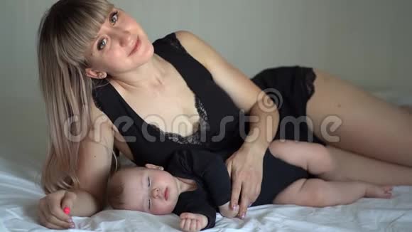 黑人妈妈和婴儿睡在床上视频的预览图
