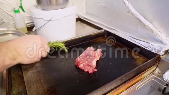 在热板上放一块牛肉放一个迷迭香视频的预览图