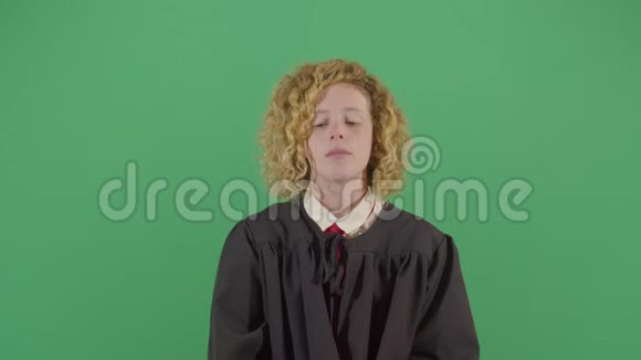 要求沉默的女法官视频的预览图