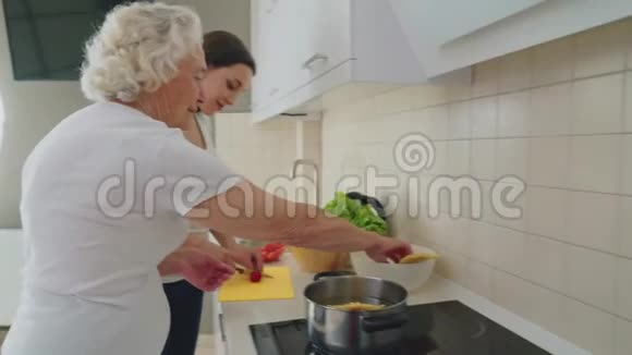 微笑的女人帮奶奶做饭视频的预览图