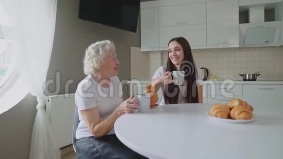 和孙女一起享受时光的老太太视频的预览图