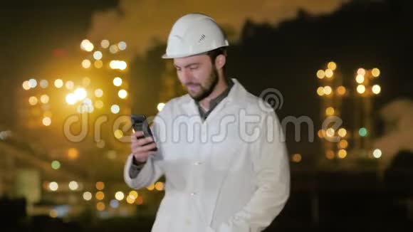 认真的工程师戴着防护帽头盔和白色大衣在化工厂自拍视频的预览图