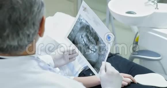牙医给病人看x光片视频的预览图