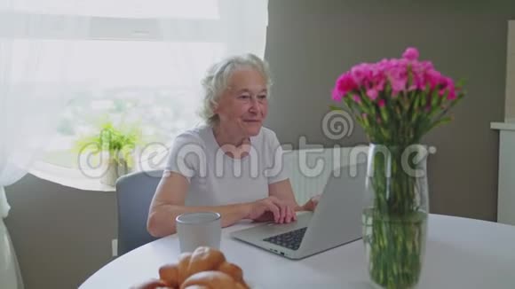 在笔记本电脑上打视频电话的高级妇女视频的预览图