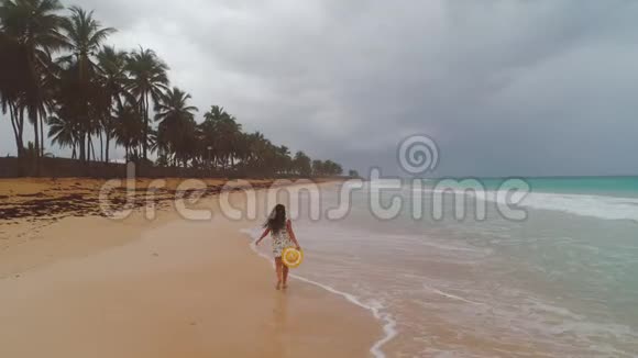 天堂岛海滩热带度假穿着海上日出的快乐女人视频的预览图