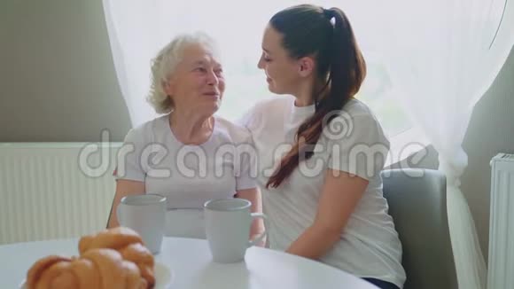 拥抱和亲吻祖母的女人视频的预览图