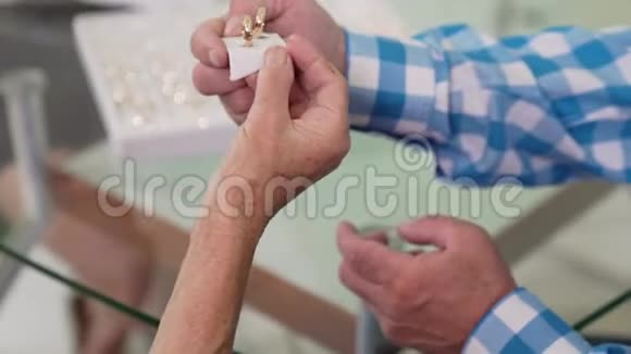成熟的夫妇在奢侈品店买珠宝戒指视频的预览图