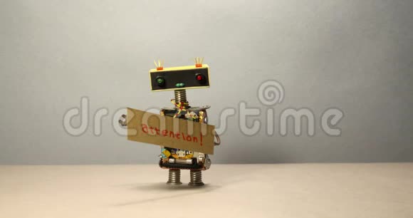 机器人正在努力吸引人们的注意力集中精力于重要的事情上一个聪明的玩具机器人用手挥舞着视频的预览图