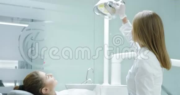 牙医在检查前打开灯视频的预览图