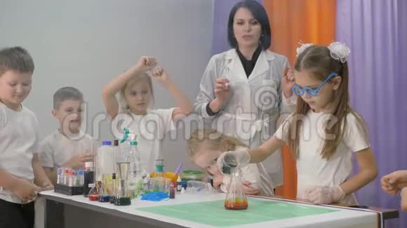 儿童化学实验当你把成分结合起来你就会得到一座红色的火山冒泡上升视频的预览图