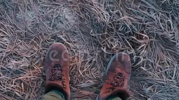 一个穿靴子的人走在干草上视频的预览图