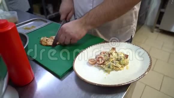 厨师切肉刀和沙拉盘子视频的预览图