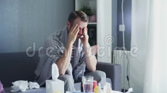 生病的人正在家中剧烈的头痛触摸他的头部按摩太阳穴视频的预览图