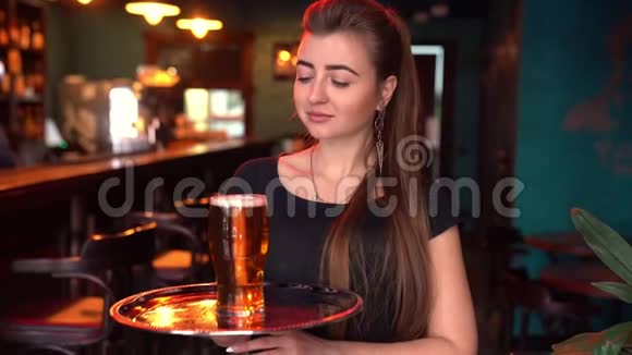 女服务员端着一个装满啤酒的托盘视频的预览图