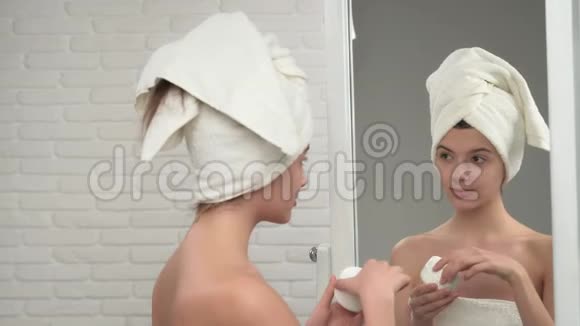 女人用毛巾把奶油涂在脸上视频的预览图
