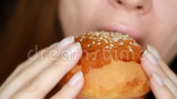女人吃汉堡包口和食物特写吃快餐女性手中的汉堡视频的预览图