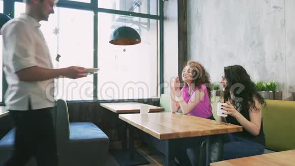 服务员给女朋友带点披萨视频的预览图