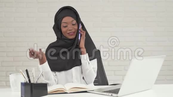 非洲女人在学习时打电话视频的预览图