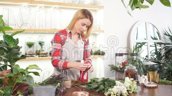 女花商小企业主检查她的鲜花植物库存和库存视频的预览图