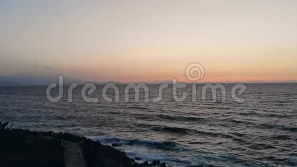 夕阳背景下的蓝海视频的预览图