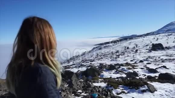 金发坚强的登山小姐独自一人带着灵感观察挑战高峰与雪视频的预览图