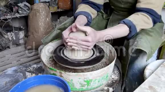 陶工的手放在陶轮特写上古老的传统艺术手工制作粘土和陶瓷制作陶器车间视频的预览图