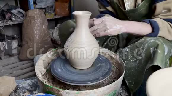 陶工的手放在陶轮特写上古老的传统艺术手工制作粘土和陶瓷制作陶器车间视频的预览图