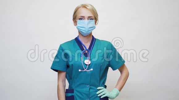 戴防护面罩和乳胶手套的女医生大拇指朝上视频的预览图