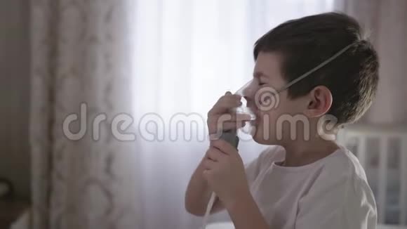 患病儿童在家中通过吸入面罩吸入通过雾化器治疗气道炎症防止流鼻涕视频的预览图