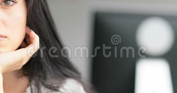 女子微笑横着全景画像视频的预览图