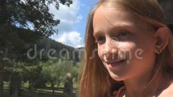 儿童乘火车旅行儿童游客看窗女孩露营冒险视频的预览图
