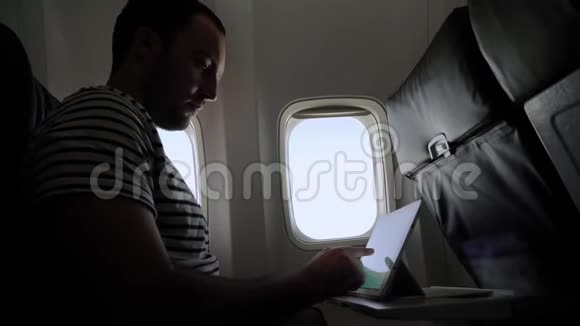 人在客机上使用平板电脑视频的预览图